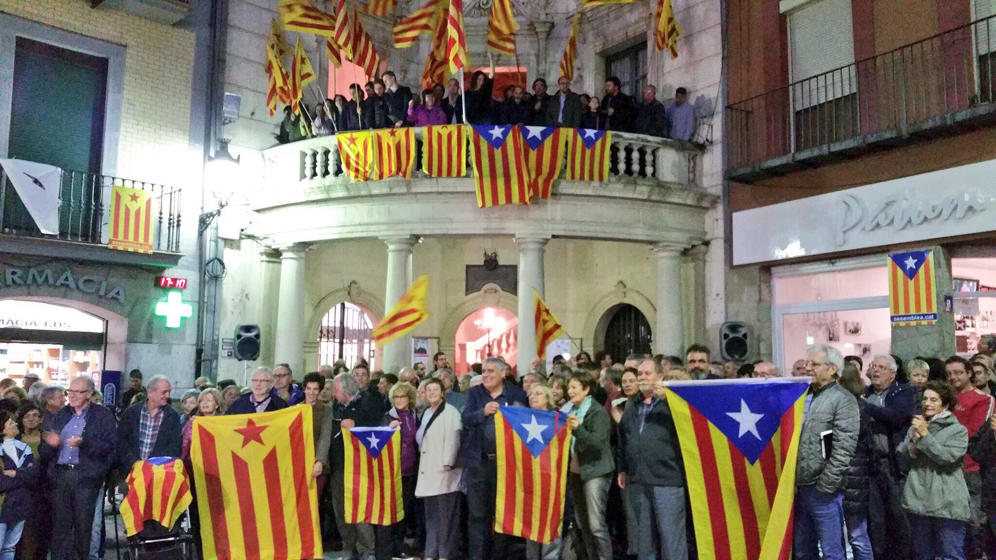 Los Mossos detienen a la alcaldesa de Berga por mantener la 'estelada'