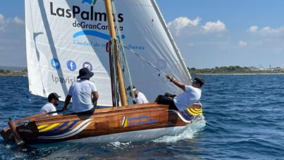 El bote de Vela Latina ‘Las Palmas de Gran Canaria’ navega en Cádiz