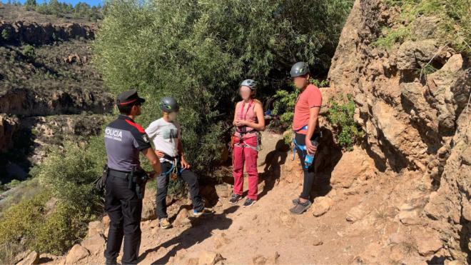 Intervienen a una mujer que ejercía de guía de montaña sin titulación