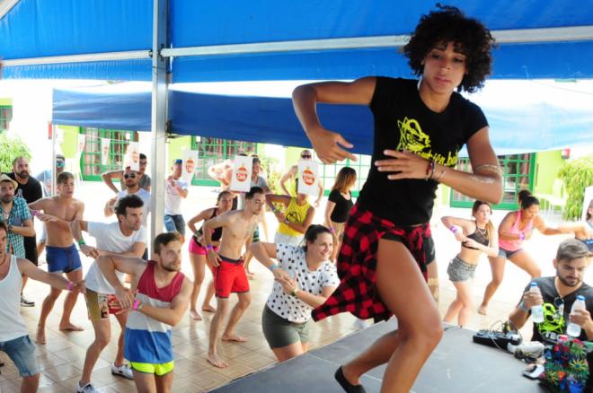 Maspalomas baila salsa y bachata con ritmo cubano