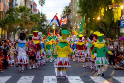 La primera noche de las fiestas reúne a miles de carnavaleros en el centro de Santa Cruz