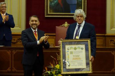 Caco Senante recibe el título de Hijo Predilecto de Santa Cruz de Tenerife