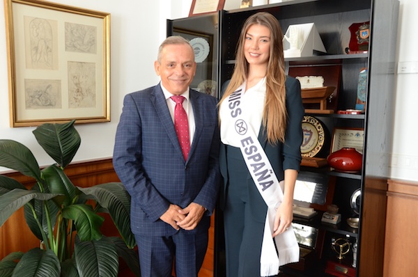 El Cabildo recibe la visita de la representante de España en Miss Mundo, María Elisa Tulian