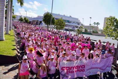 Más de cinco mil quinientas personas unidas en la marea rosa