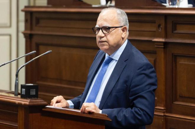 Curbelo confía en que el tope al coste de la producción energética repercuta en las economías familiares