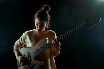 La argentina Clara Cantore llega a Canarias con su bajo de cinco cuerdas y su fusión de estilos