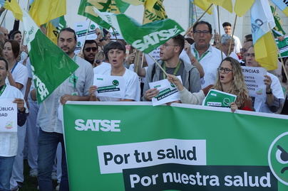 Unos 200 profesionales se concentran para exigir una solución a las Urgencias del HUC