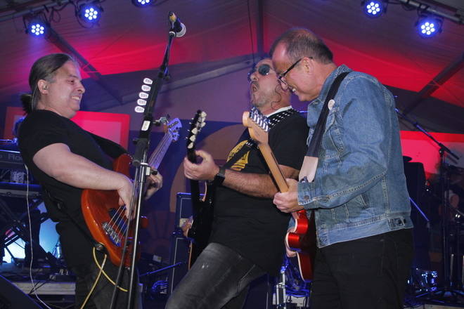 Femés vibra de alegría a ritmo de rock