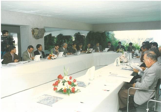 Foto de la primera sesión del Consejo en 1996
