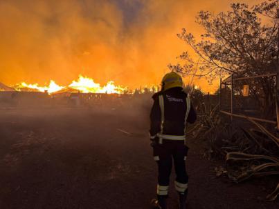 El Consorcio de Bomberos de Tenerife trabaja en la extinción de un incendio de una planta de compostaje