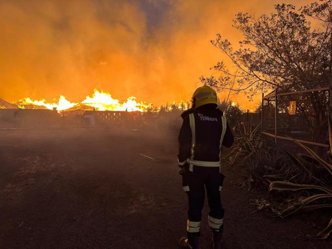 El Consorcio de Bomberos de Tenerife trabaja en la extinción de un incendio de una planta de compostaje