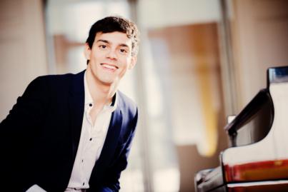 El pianista Aaron Pilsan inicia en el Paraninfo los recitales de la temporada de la Sociedad Filarmónica de Las Palmas de Gran Canaria