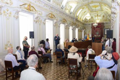 Pedro Quevedo recibe a un notable grupo de cruceristas de destacadas instituciones culturales de Estados Unidos