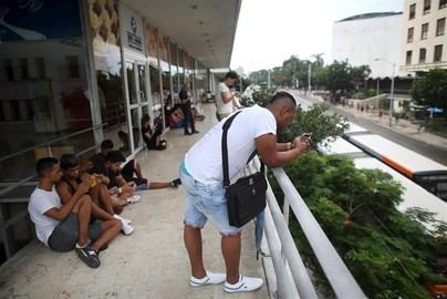 Cuba legaliza el 'wifi' privado y se podrá navegar por Internet en casas y negocios