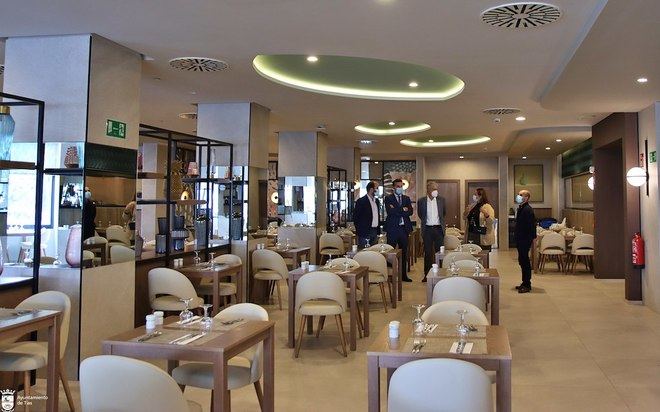 El Ayuntamiento de Tías felicita al hotel Riu Paraiso Lanzarote por su “magnífica reconversión”