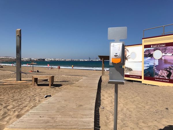 Puerto del Rosario coloca dispensadores de crema solar en las principales playas
