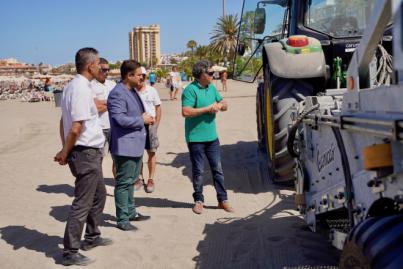 Arona moderniza y amplía los vehículos de limpieza de sus playas, mejorando la recogida y el cribado de la arena
