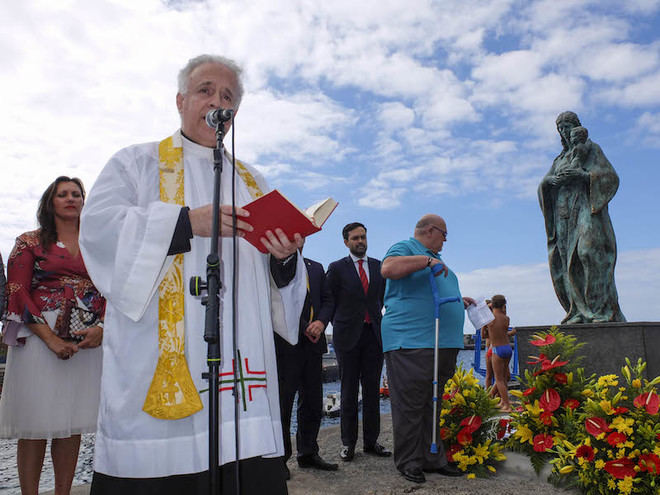 Una escultura de la Virgen del Carmen preside el muelle pesquero del Puerto de la Cruz