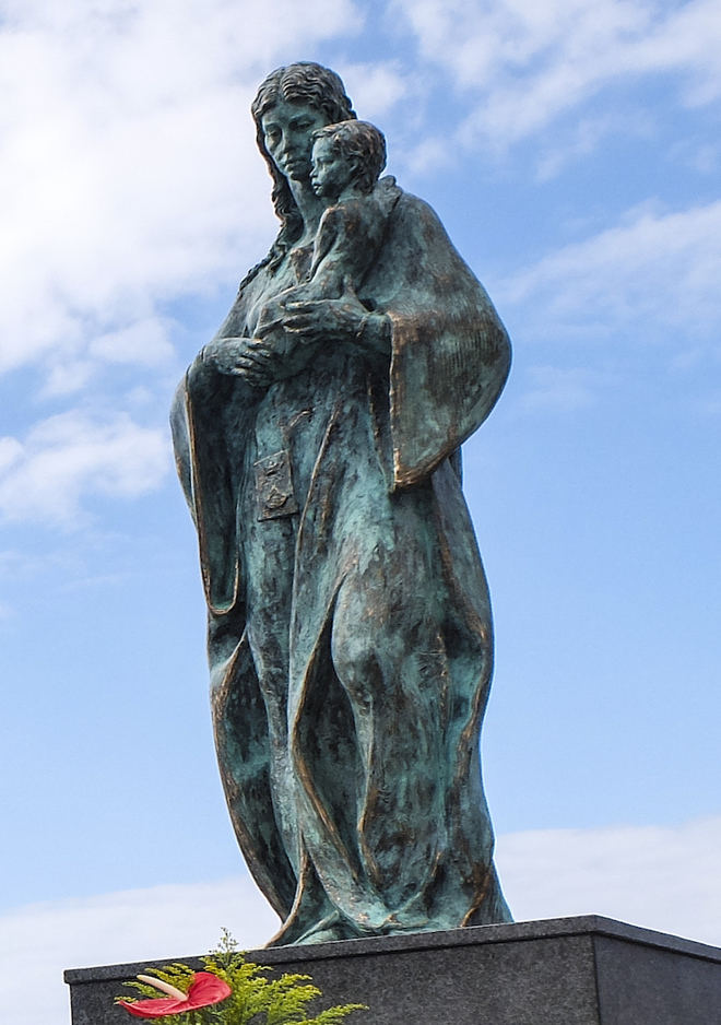 Una escultura de la Virgen del Carmen preside el muelle pesquero del Puerto de la Cruz