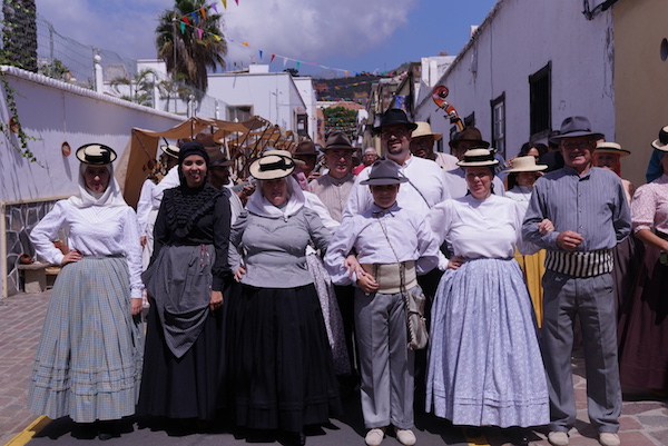 Miles de personas llenan el casco de Arona para compartir el Día de las Tradiciones