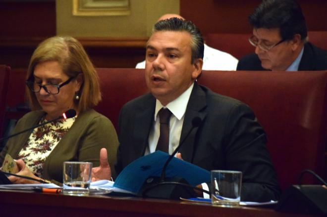 Santa Cruz firma un convenio con el Cabildo para garantizar el servicio urbano de Titsa