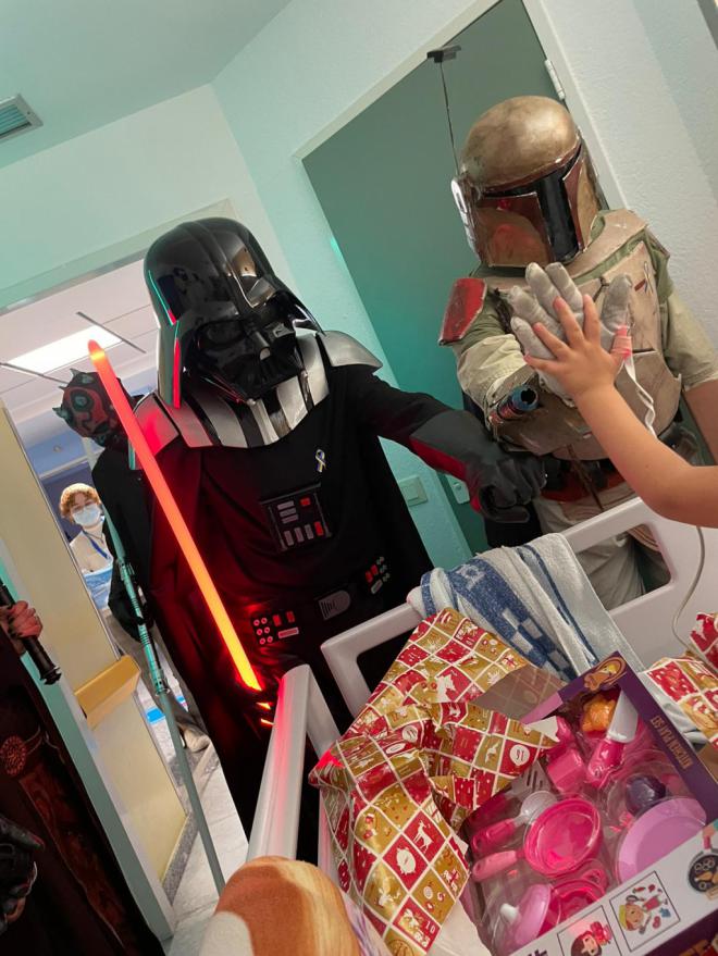 El ala pediátrica del Hospital La Candelaria recibe la visita de personajes de Star Wars