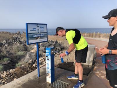 Inauguran el primer dispensador de agua 100% desalada en el paseo litoral de Alcalá