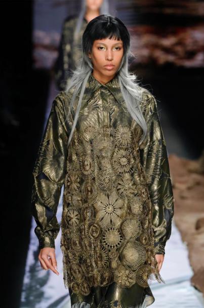 El artesano rosetero Antonio Emilio Betancor en la Mercedes Benz Fashion Week Madrid
