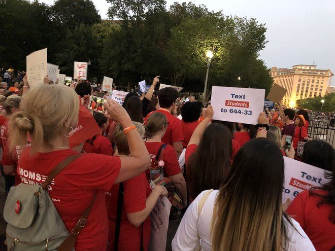 Cientos de mujeres se manifiestan en Washington para que Trump actúe contra las armas de fuego
