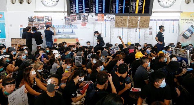 Miles de manifestantes paralizan el aeropuerto de Hong Kong