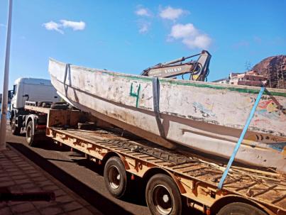 Ya comenzó la retirada de cayucos del puerto de La Restinga