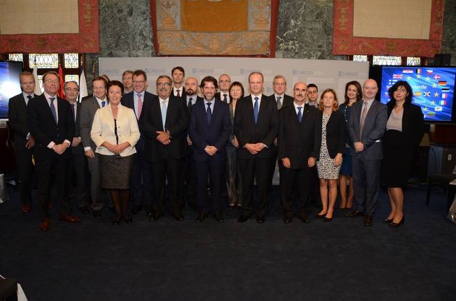El presidente del Cabildo recibe a una delegación de embajadores de casi una veintena de países de la UE