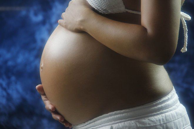 Las embarazadas no tienen más riesgo de padecer el virus y duda del contagio al neonato