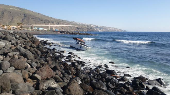 La Policía Local y Protección Civil rescatan en Candelaria un barco que encalló en Punta Larga