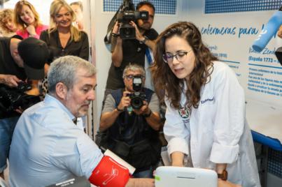 Clavijo reconoce a las enfermeras como “la columna vertebral” del sistema sanitario público