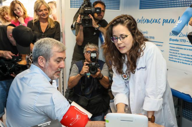 Clavijo reconoce a las enfermeras como “la columna vertebral” del sistema sanitario público