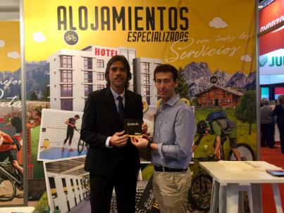 El hotel La Casona del Patio recibe en Fitur el sello de calidad Bikefriendly