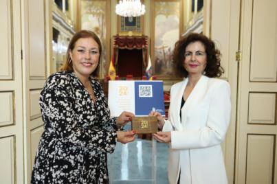 Matilde Asián entrega a Astrid Pérez unas cuentas públicas “prudentes y ajustadas al gasto real”