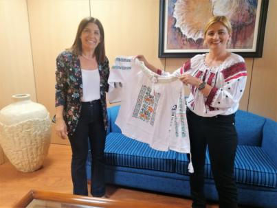 La alcaldesa de Telde recibe la blusa de Rumanía en agradecimiento por el apoyo de la Institución a la comunidad