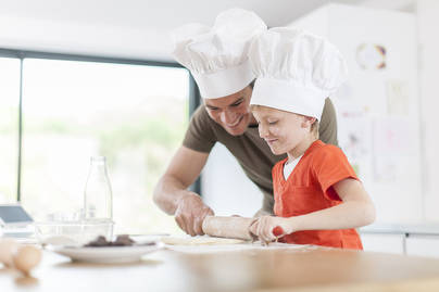 Celebra el día del padre con las manos en la masa en el aula de cocina del Mencey