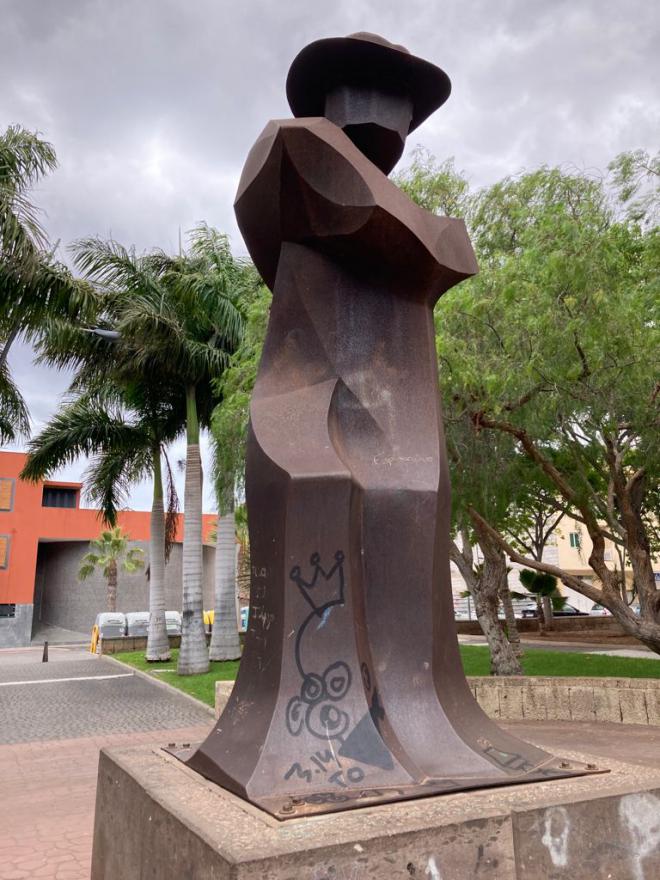 Constantes actos vandálicos a la escultura del emigrante en El Fraile