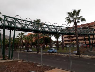 Arona coloca la estructura central de la pasarela de la avenida Chayofita