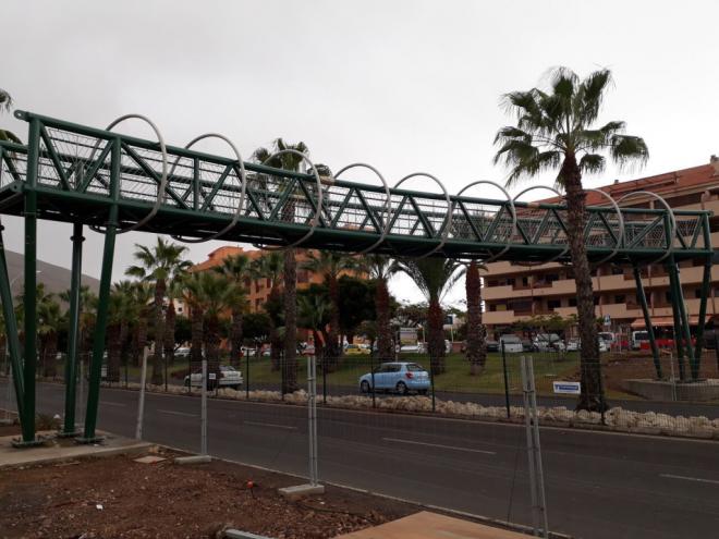 Arona coloca la estructura central de la pasarela de la avenida Chayofita