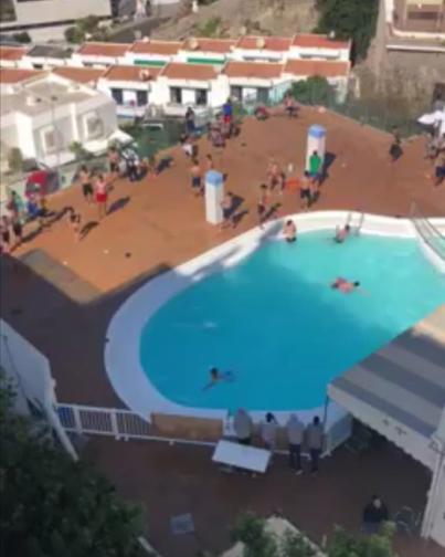 La Guardia Civil interviene en un hotel que acoge migrantes con numerosos jóvenes bañándose en la piscina