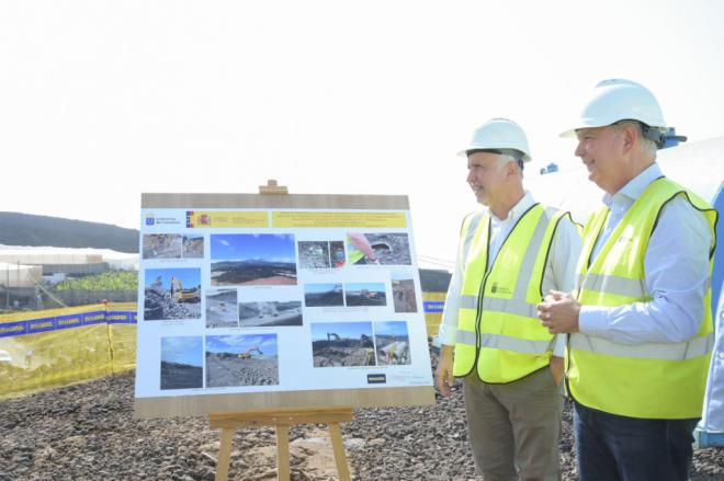 Torres comprueba el avance de la primera fase de la carretera de la costa en La Palma, que se prevé concluir en abril