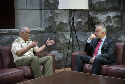 El presidente de Canarias se reúne con el teniente general Alejandro Escámez en su despedida como jefe del Mando de Canarias