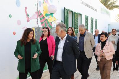 Torres subraya la importancia de la educación infantil gratuita de 0 a 3 años y del modelo integrador de las islas tras visitar el CEIP Concepción Rodríguez