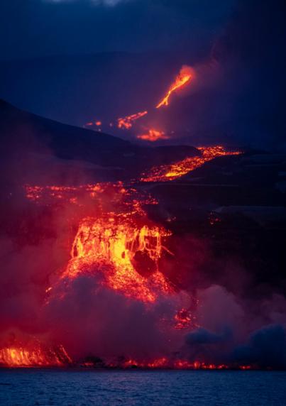 El cono del volcán de La Palma sufre un derrumbe parcial en la cara norte