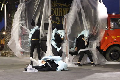 Festival Tara presenta “Fish Me”, una performance callejera que se conecta con “Fishing” en las calles de la Zona Triana