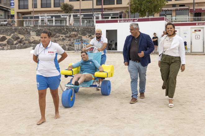 Las playas de Puerto del Rosario refuerzan su servicio de baño asistido para las personas con movilidad reducida